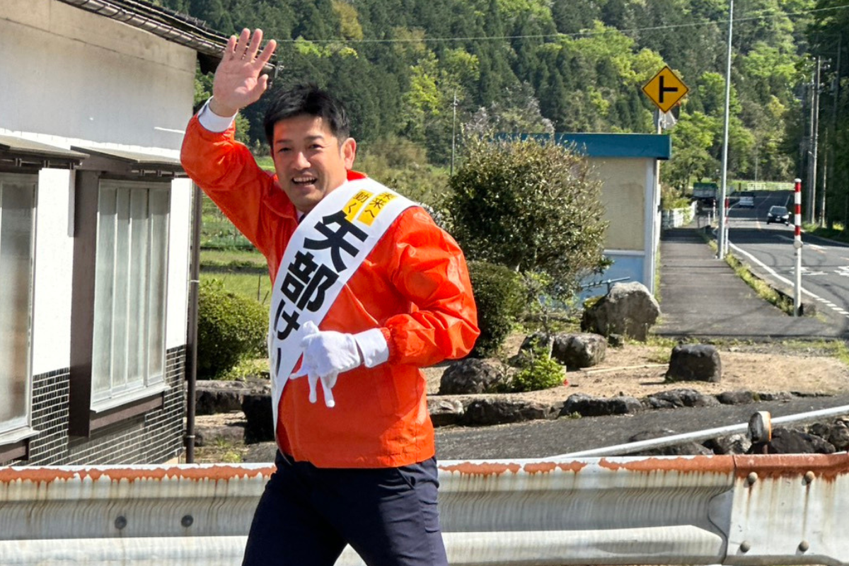 八頭町長選挙矢部けいすけ立候補者選挙戦初日の活動風景2